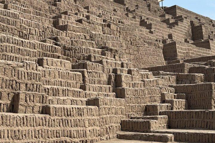 Private tour to Huaca Pucllana with a former site guide