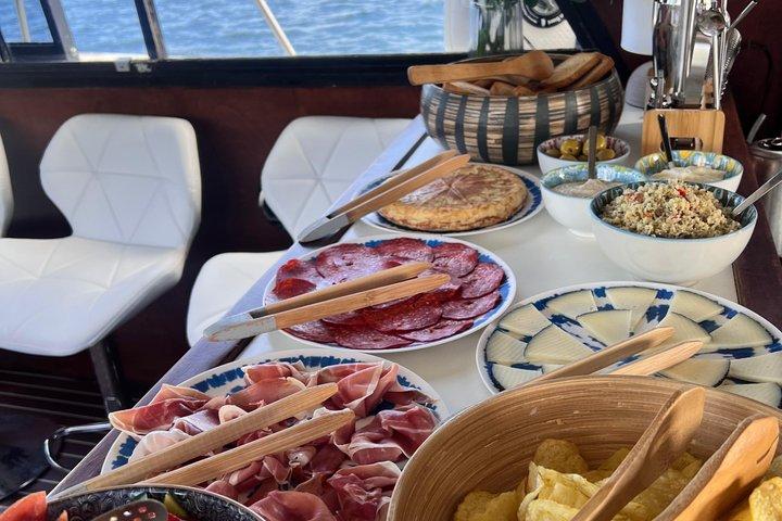 Premier Cruises Mallorca: SUP, Snorkel, Drinks & Snacks