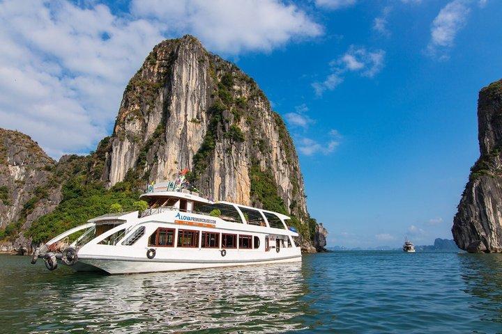 Ha Long Deluxe Cruise Day Tour: Transfer, Kayak, Cave & Lunch