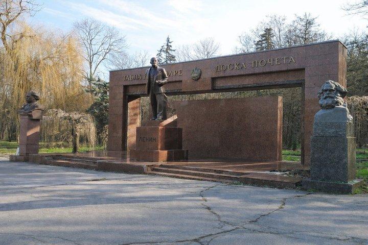 Private Chisinau Soviet City Tour by Vintage Lada