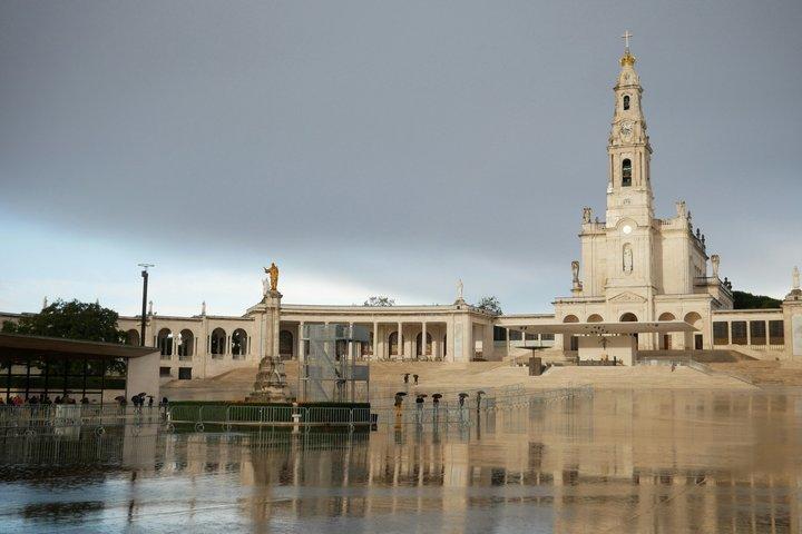 Full-Day Tour of Fatima, Nazaré, Batalha, and Óbidos from Lisbon