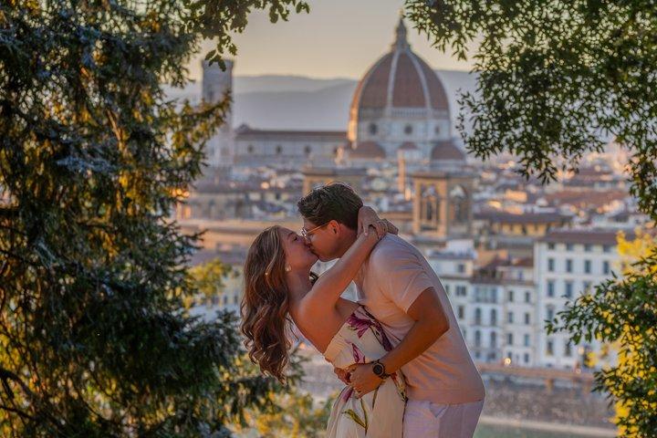 Private Photo Shooting walking Tour with a local around Florence