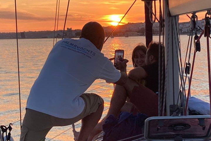 Lisbon Private Romantic 2h Cruise with sparkling wine-Day/Sunset