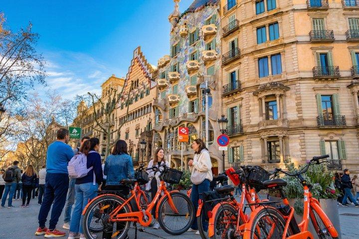 Barcelona Bike / E-Bike Tour: Gaudí Highlights & Hidden Gems