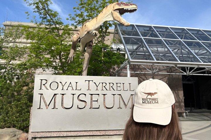 Private Day of Dinosaurs & Hoodoos from Calgary to Badlands