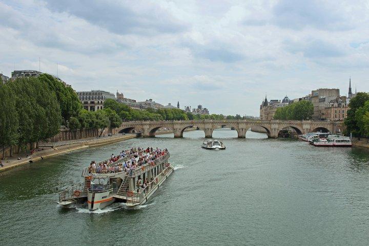 Paris 1 Hour Sightseeing Seine Cruise with French Macaron Box