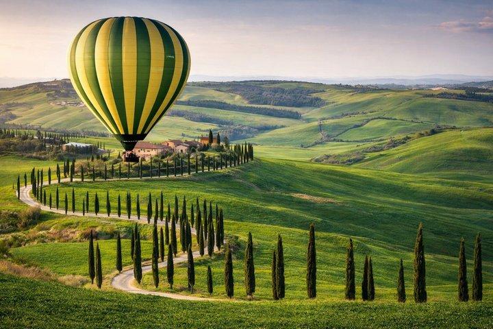Hot air balloon over the hills of Pienza, Montalcino and Val D'Orcia