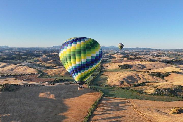 Hot air balloon over the hills of Pienza, Montalcino and Val D'Orcia