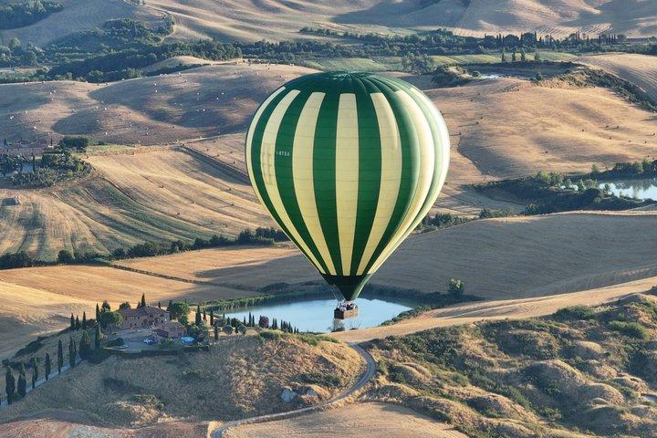 Hot air balloon over the hills of Pienza, Montalcino and Val D'Orcia