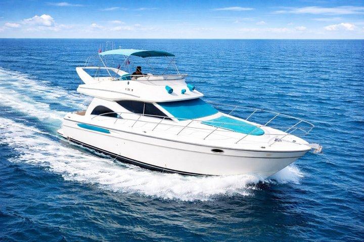 Yacht charter 50' Miami with 2 free jet skis