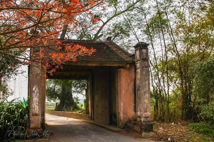 Explore Duong Lam Ancient Village from Hanoi by Jeep
