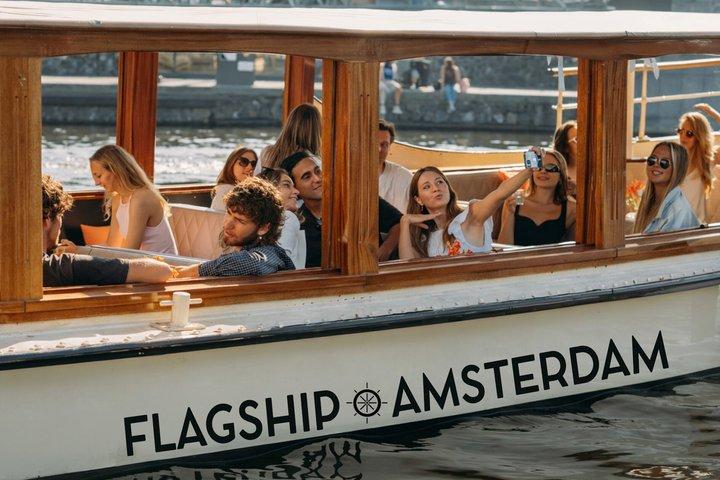 Amsterdam Classic Saloon Boat Canal Cruise with Live Guide