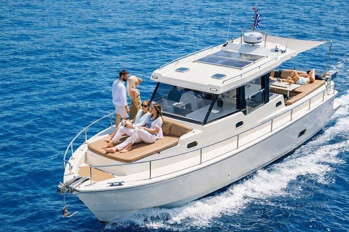 Motor Yacht (2026)Luxury Private Cruise Around Santorini