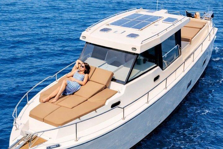 Motor Yacht (2026)Luxury Private Cruise Around Santorini