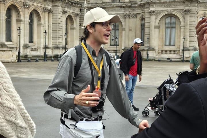 Private Tour with Tickets to the Louvre Museum & Crepes
