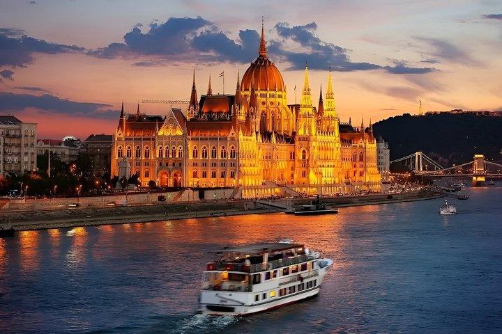 From Vienna: Budapest and Bratislava guided day trip with cruise
