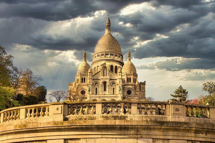 Montmartre Hidden Gems and Sacre Coeur Walking Tour