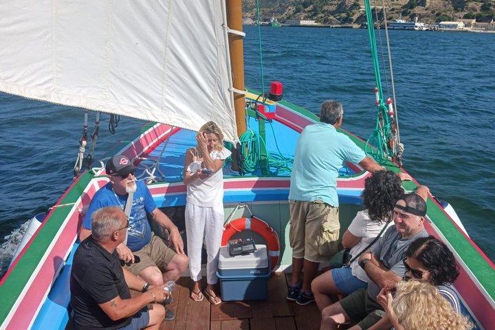 Cruise in Lisbon on the traditional boat of 1895 with drinks (2h)