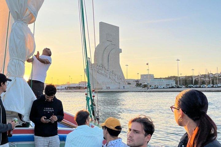 Private Cruise in Lisbon: Traditional 1895 Boat with Drinks