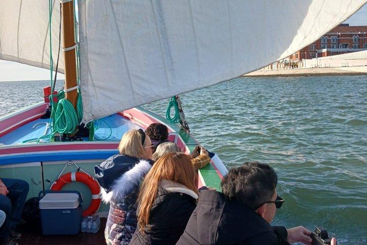 Private Cruise in Lisbon: Traditional 1895 Boat with Drinks
