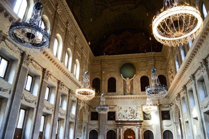 Royal Palace Ticket Audio Tour and City Walk in Amsterdam