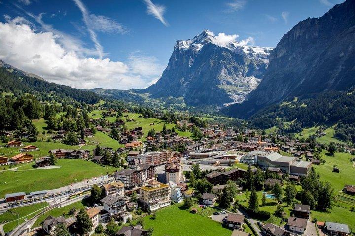 Zurich: Hop-on Hop-off to Interlaken, Grindelwald & Lauterbrunnen