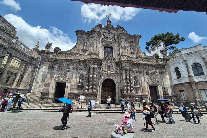Quito Old Town English Free Walking tour Cacao taste Small group