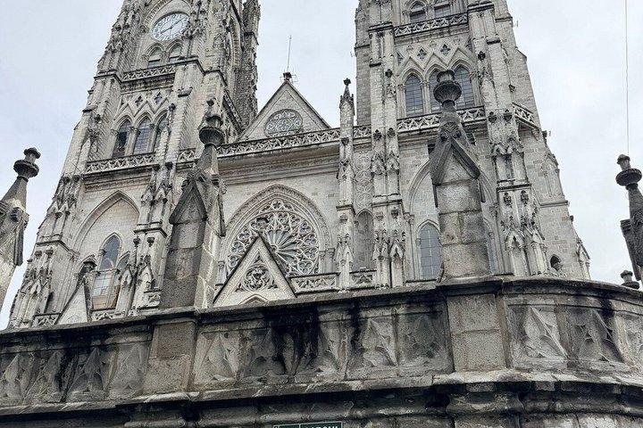 Quito Old Town Free Walking tour Small group Cacao Taste included
