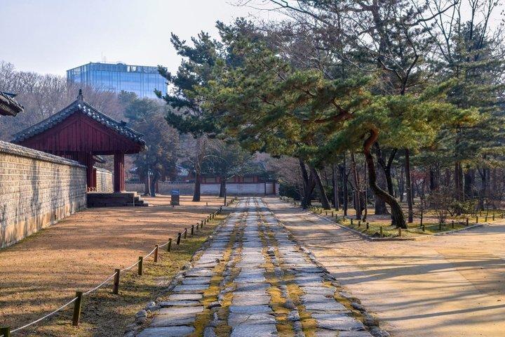 Seoul Changdeokgung Palace and Hidden Bukchon Walking Tour