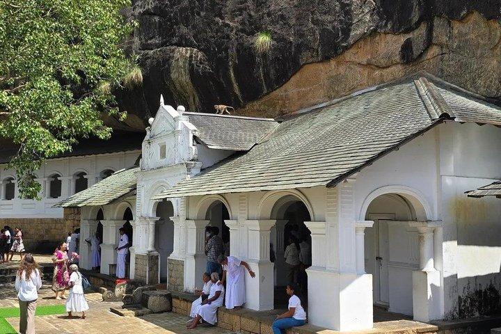 Sigiriya 2Day 1Night Tour with Hotel and Entrance Fees