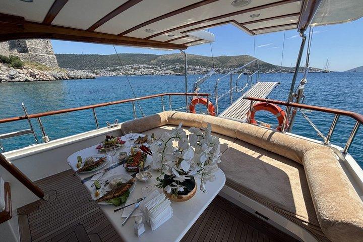 Private Boat Tour in Bodrum – 6 Hours with Lunch & Swimming Break