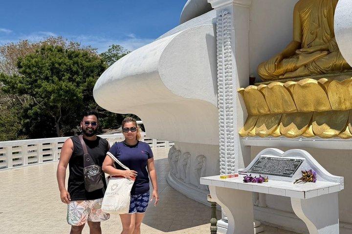 Private Full-Day Tuk-Tuk Tour to Galle Village, City and Beaches