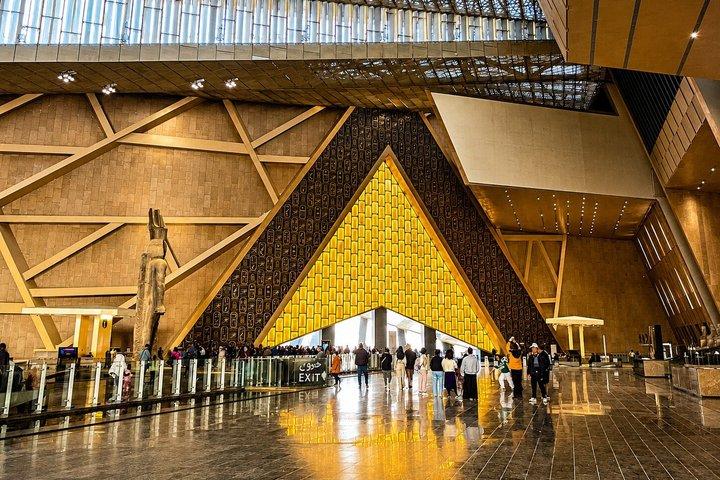 Female Guided Tour for Pyramids, Bazaar and Museum Tour