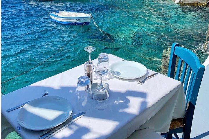Private Santorini Island Tour with Lunch or Dinner at Ammoudi Bay