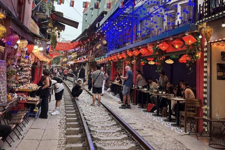 Private: Hanoi Walking Street Food Tour + Hanoi train street