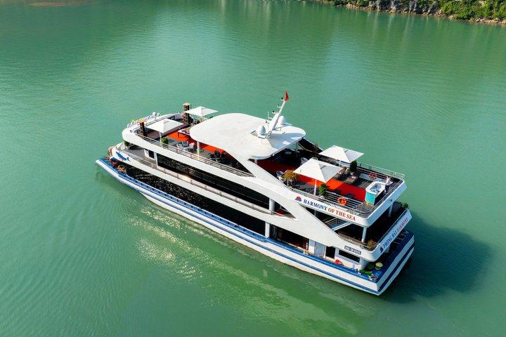Ha Long Bay Deluxe Cruise with Local Lunch and Kayaking
