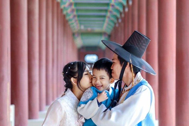 Seoul Private Hanbok Photo Tour Perfect for Families and Groups