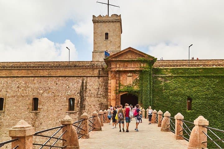 Private Montjuïc Castle and Poble Sec Tapas Tour