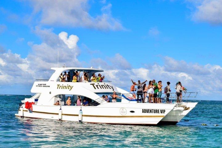 Punta Cana Hip Hop Party Boat – Live DJ, Open Bar & Ocean Vibes
