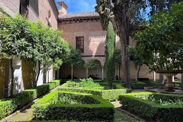 Alhambra of Granada and Generalife Ticket & Audio Tour