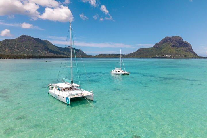 Black River: Full Day shared Catamaran Bénitiers island & Dolphin