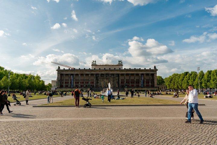 Architecture Tour of Berlin - with an Architect!