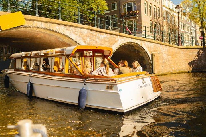 Amsterdam: Experience the All inclusive Saloon boat cruise