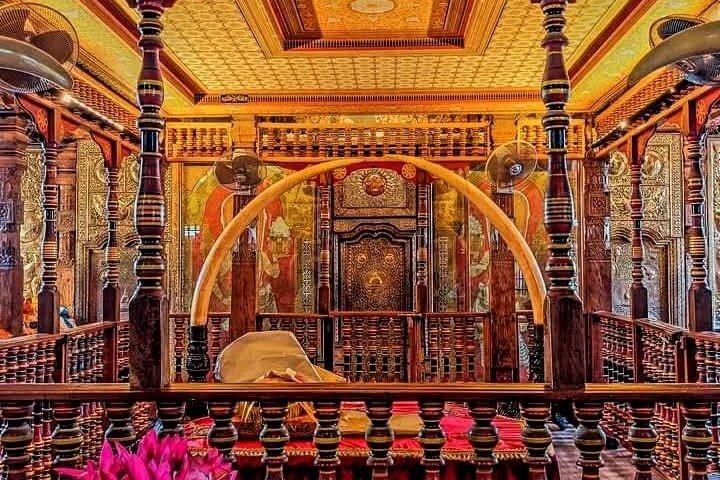 Sacred Tooth Relic Private Car Tour to Kandy Temple