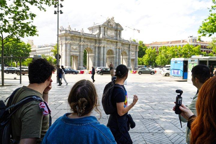 Madrid: Retiro park Secrets, Legends & Palaces Small Group Tour