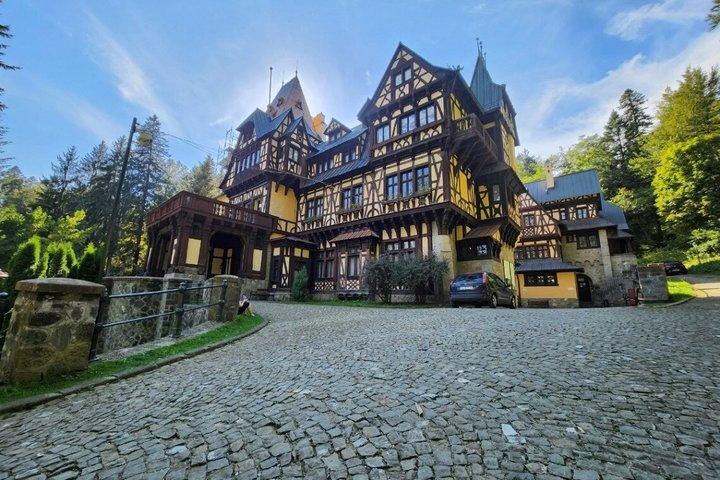 Castle trip from Brasov: PRIVATE Tour to Bran Castle & Peles Palace in Sinaia