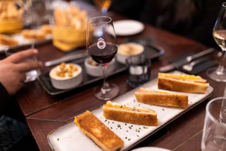 2 Hour Express Paris Centre Food Tour with 4 Tastings & Fine Wine