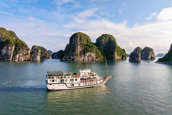 Hanoi: 3-Day Explore Ninh Binh & Bai Tu Long Bay Overnight Cruise