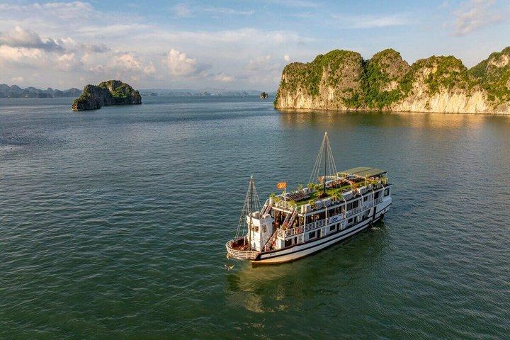 Explore Peaceful Bai Tu Long Bay in 3 Days with Renea Cruises
