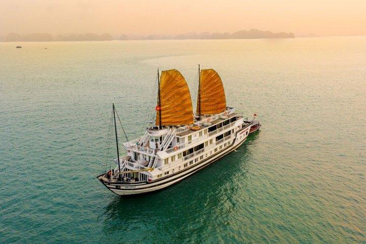 2-Day Garden Peak Cruise to the Hidden Beauty of Bai Tu Long Bay